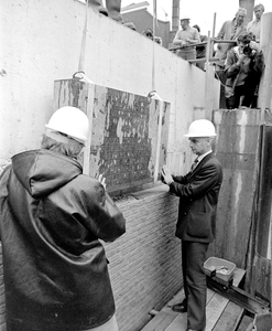 884326 Afbeelding van de plaatsing van een herdenkingssteen in de Vaartse Sluis (Oude Sluis) te Vreeswijk (Nieuwegein) ...